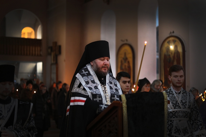 В понедельник первой седмицы Великого поста епископ Шахтинский и Миллеровский Симон совершил повечерие с чтением Великого канона преподобного Андрея Критского в кафедральном соборе Шахтинской епархии