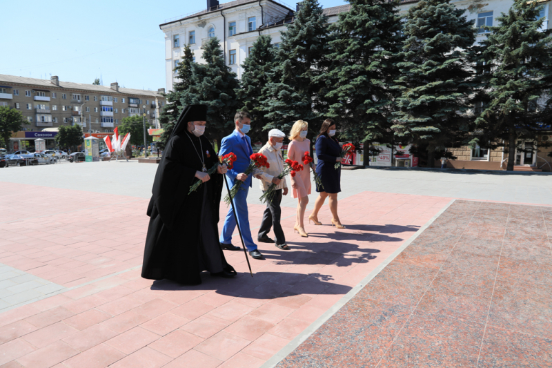 Преосвященнейший епископ Симон принял участие в открытии мемориальной доски в честь героя Великой Отечественной войны и возложении цветов на площади «Сорокалетия Победы» в г. Шахты