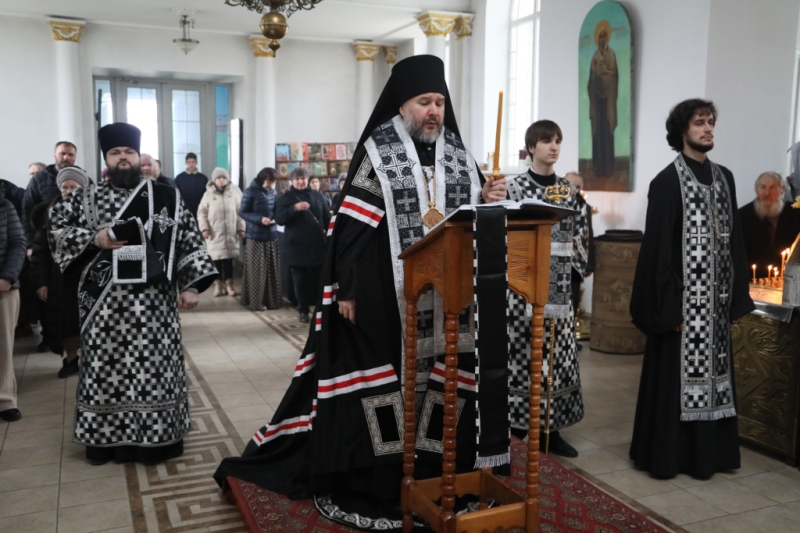 В четверг первой седмицы Великого поста епископ Симон совершил чтение покаянного канона преподобного Андрея Критского в храме Покрова Пресвятой Богородицы города Красный Сулин