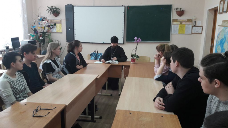 Иеромонах Арсений (Алимов) провел встречу с учениками школы № 22 пос. Горный