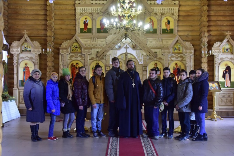 В храме Всех святых, в земле Русской просиявших, г. Каменск-Шахтинский в рамках мероприятий «Сретенские встречи» протоиерей Виталий Крейдич провел беседу с учащимися 10 классов коррекционной школы № 15