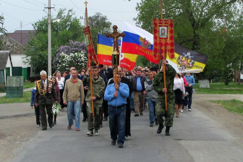 В День Победы жителями сл. Родионово-Несветайская был совершен крестный ход к Могиле неизвестного солдата