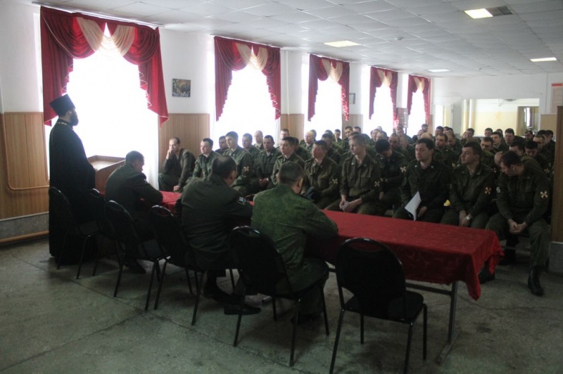 Благочинный Каменск-Шахтинского округа иерей Александр Теличкин провел беседу с военнослужащими