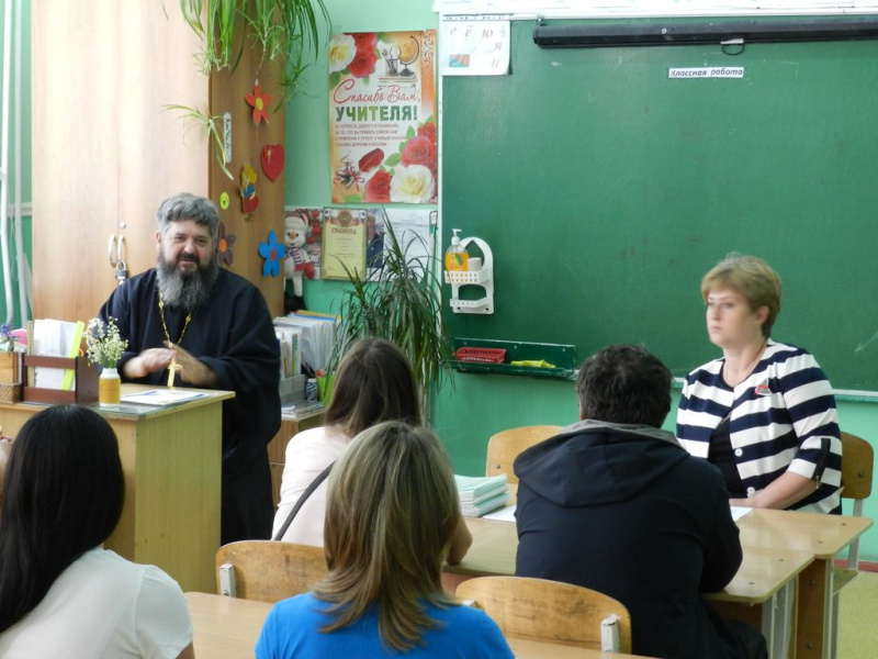 В средней школе № 2 города Гуково состоялось родительское собрание с родителями детей третьего класса, на котором обсуждался выбор предмета Основ православной культуры
