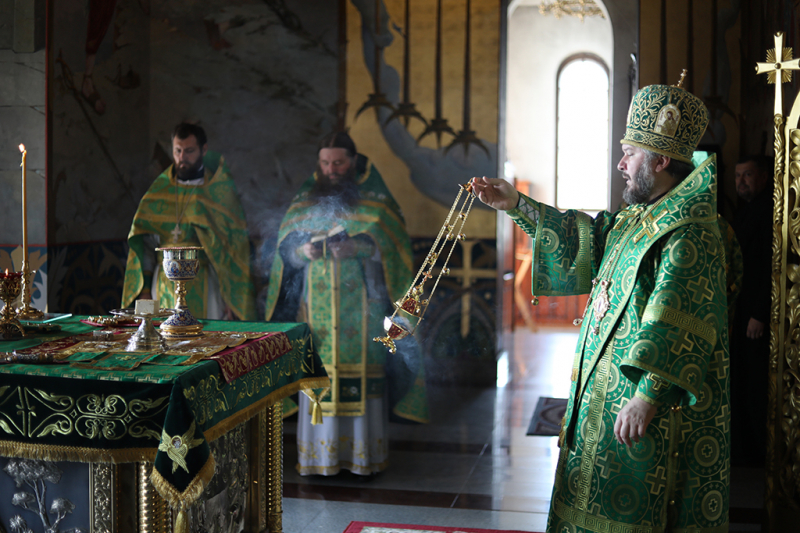 В день памяти обретение честных мощей преподобного Сергия, игумена Радонежского, всея России чудотворца, епископ Симон совершил богослужение в Покровском кафедральном соборе