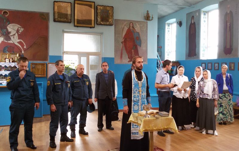 В храме Архангела Михаила п. Каменоломни вместе с сотрудниками пожарной части совершен молебен перед иконой Божией Матери «Неопалимая Купина»