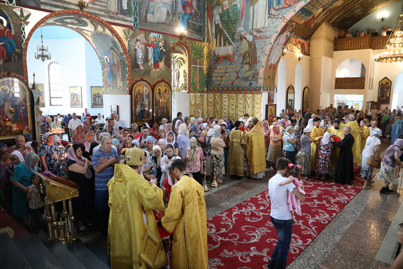 В празднование славных и всехвальных первоверховных апостолов Петра и Павла в Покровском кафедральном соборе г. Шахты состоялось праздничное богослужение архиерейским чином