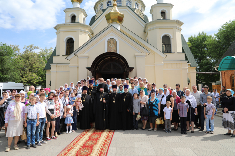 Епископ Шахтинский и Миллеровский Симон возглавил Божественную литургию в храме святителя Николая Мирликийского ст. Багаевской