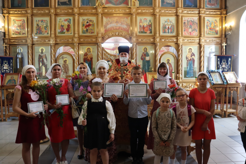 В Донском храме г. Новошахтинска поздравили прихожанок с празднованием дня святых жен-мироносиц.