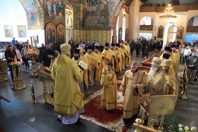 Соборным богослужением Преосвященнейший епископ Симон молитвенно отметил день своего рождения в кафедральном соборе Шахтинской епархии