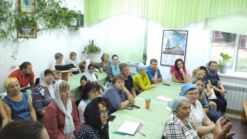 В храме великомученика Пантелеимона г. Гуково состоялось родительское собрание учеников воскресной школы и воспитанников учебного театра «Воскресение»