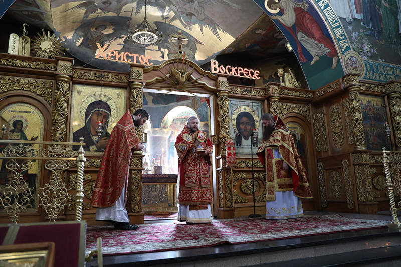 Епископ Шахтинский и Миллеровский Симон совершил Божественную литургию и заупокойную литию в Покровском кафедральном соборе г. Шахты