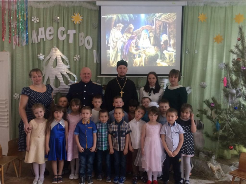 В святочные дни иерей Роман Митяшин посетил дошкольные организации станицы Вешенской и Шолоховского района
