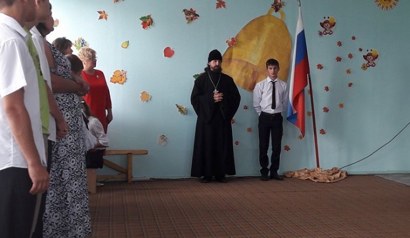 В день знаний иеромонах Арсений (Алимов) напутствовал на учебный год учеников Красносулинской специальной школы-интерната для детей сирот