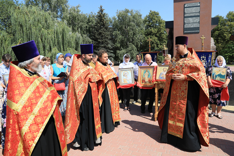 В храме Донской иконы Божией Матери г. Новошахтинска почтили память священномученика Александра, епископа Команского, небесного покровителя г. Новошахтинска и покровителя горняков
