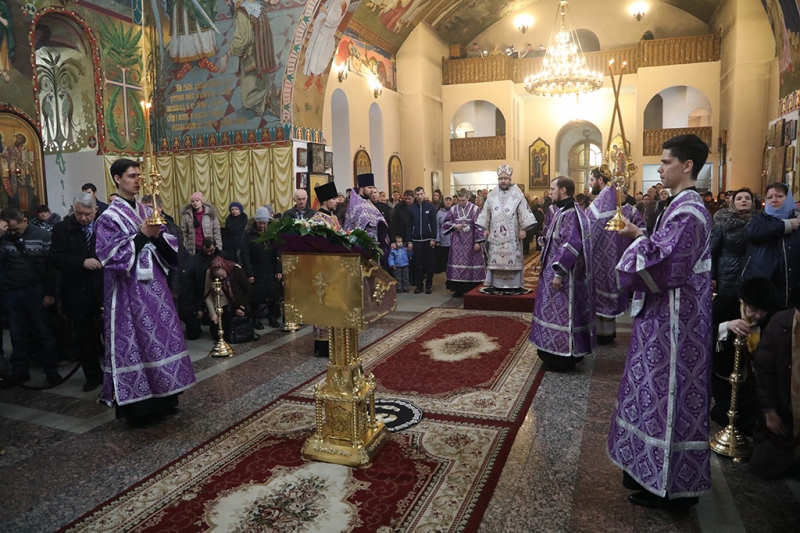В третью Неделю Великого поста, названную Крестопоклонной, епископ Шахтинский и Миллеровский Симон в сослужении соборного духовенства совершил Божественную литургию святителя Василия Великого