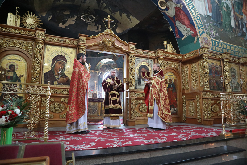 Преосвященнейший епископ Симон в день памяти Усекновения главы Пророка, Предтечи и Крестителя Господня Иоанна совершил Божественную литургию в Покровском кафедральном соборе г. Шахты