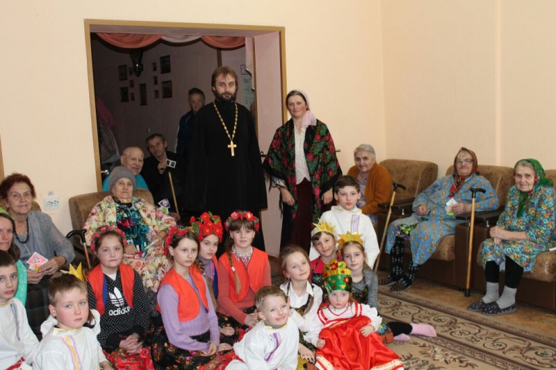 К Масленице оспитанники воскресной школы «Благовест» храма Архангела Михаила п. Каменоломни подготовили театрализованное представление для центра граждан пожилого возраста