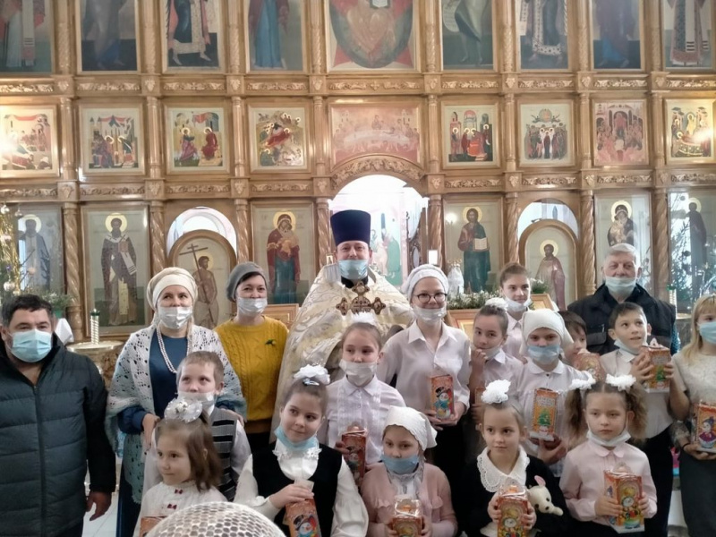 Учащиеся воскресной школы «Светочъ» поздравили прихожан Донского храма г. Новошахтинска с Рождеством Христовым и Новолетием благости Господней