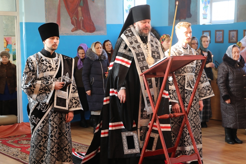Во вторник первой седмицы Великого поста епископ Шахтинский и Миллеровский Симон совершил повечерие с чтением Великого канона преподобного Андрея Критского в храме Архистратига Михаила пос. Каменоломни