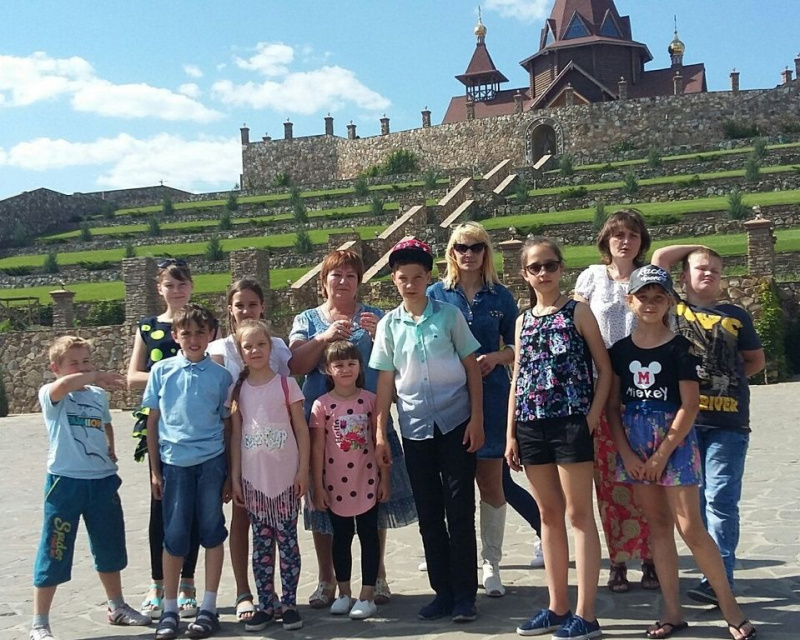 Воспитанники учебно-воспитательной группы Екатерининского Архиерейского подворья г. Красный Сулин посетили храмы и другие памятные места г. Каменск-Шахтинский