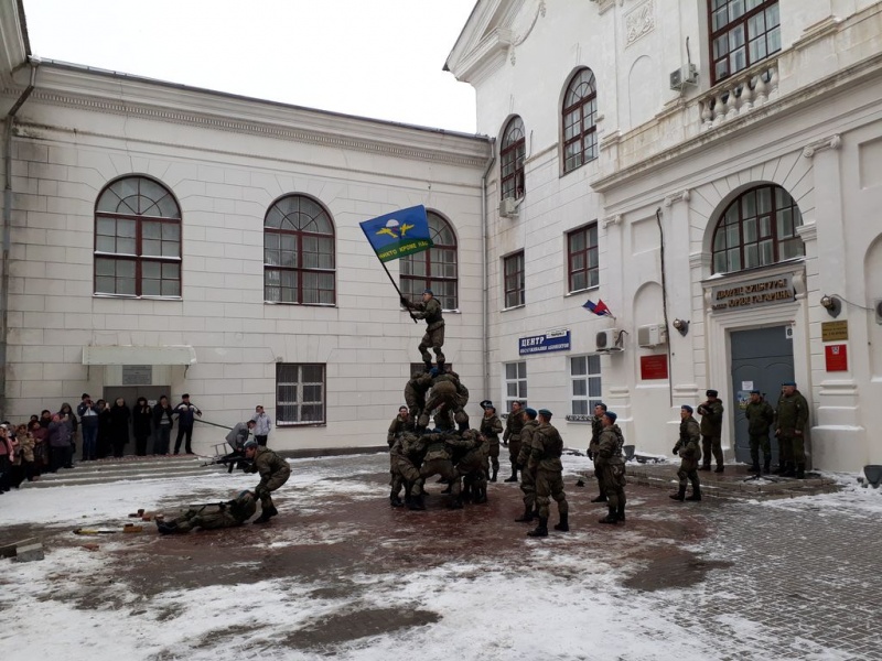 Благочинный Каменск-Шахтинского округа принял участие в торжественной встрече военнослужащих 7-ой гвардейской Краснознаменной орденов Суворова и Кутузова десантно-штурмовой дивизии (горной)