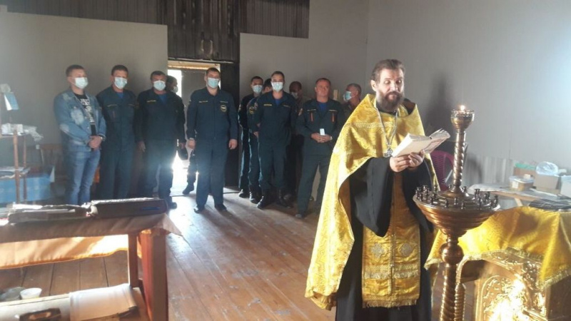 В день празднования иконы Пресвятой Богородицы Неопалимая Купина протоиерей Сергий Курьянов совершил молебен с акафистом