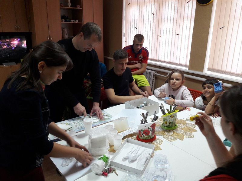 Участники Молодежного епархиального объединения «Свет Души» посетили воспитанников Шахтинского центра помощи детям № 1, где провели мастер-класс по мыловарению