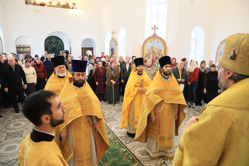 В новопостроенном храме в честь святого благоверного князя Александра Невского г. Шахты совершена первая Божественная литургия архиерейским чином