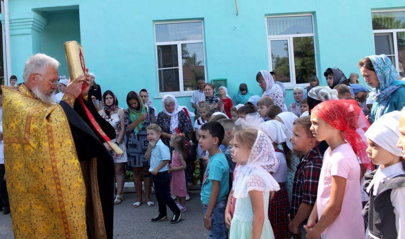 В приходе великомученика Пантелеимона г. Гуково школьники и студенты собрались на молитву перед учебным годом
