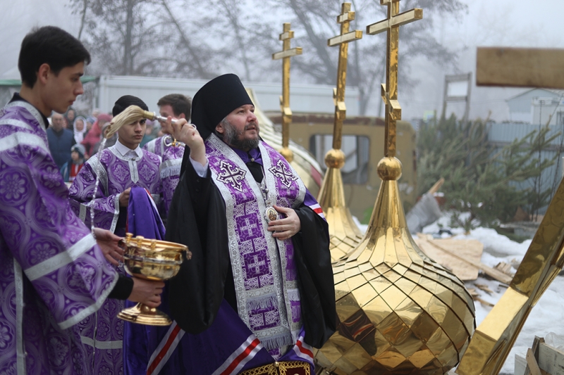 Преосвященнейший епископ Симон совершил чин освящения куполов и крестов для строящегося храма в честь святой великомученицы Варвары г. Гуково