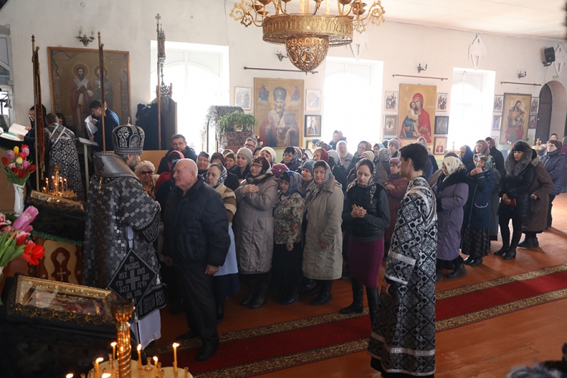 С архипастырским визитом Преосвященнейший епископ Симон посетил Миллеровское благочиние и совершил Литургию Преждеосвященных Даров в храме великомученика Пантелеимона