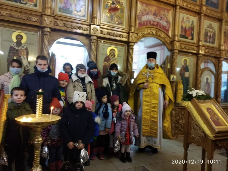 В храме Донской иконы Божией Матери города Новошахтинска состоялось награждение благодарственными письмами семей, вышедших из кризиса