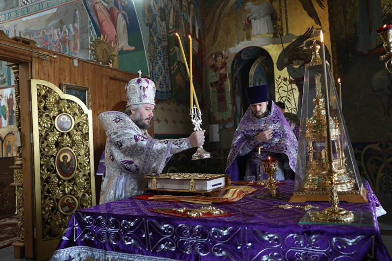 В великий двунадесятый праздник Воздвижения Честного и Животворящего Креста Господня в кафедральном соборе Шахтинской епархии совершено праздничное богослужение