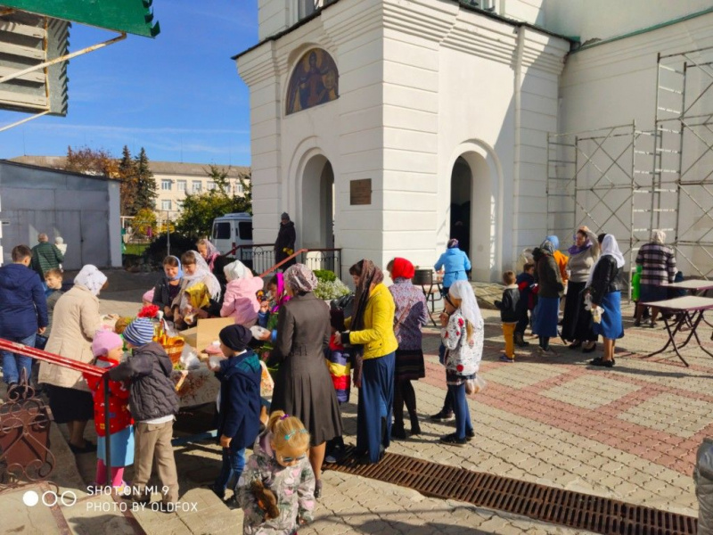 В канун праздника Покрова Божией Матери, на подворье храма Архистратига Михаила станицы Вешенской состоялась благотворительная ярмарка
