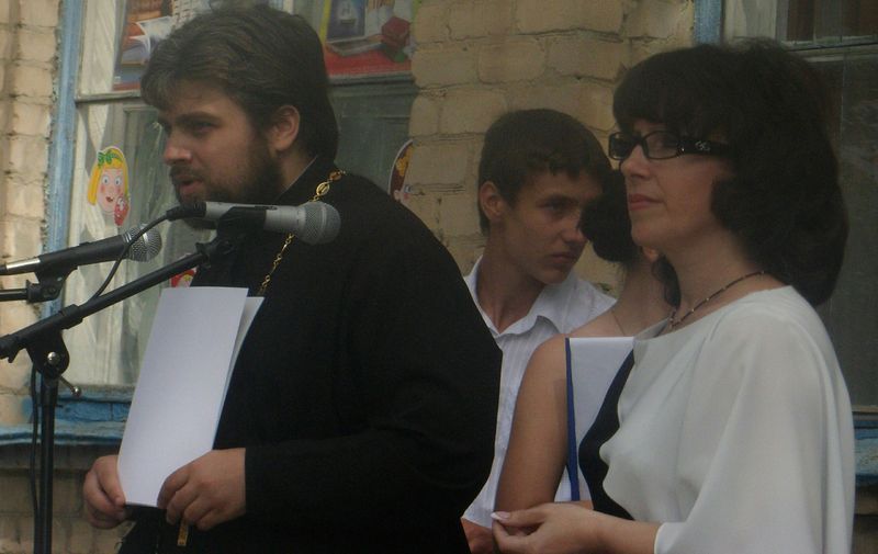 1 сентября настоятель Александро-Невского храма г. Красный Сулин иерей Виктор Литвинов посетил среднюю общеобразовательную школу номер 5 г. Красный Сулин