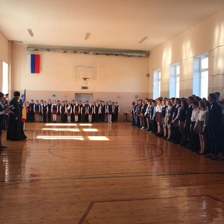 Юртовой священник отец Димитрий принял участие в церемонии посвящения пятиклассников школы № 2 в кадеты