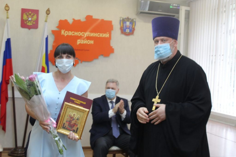 В г. Красный Сулин заместитель председателя Донского парламента, глава Администрации Красносулинского района, представитель Шахтинской епархии и Общественного совета Главка Донской полиции поздравили медиков, работников культуры и социальной сферы