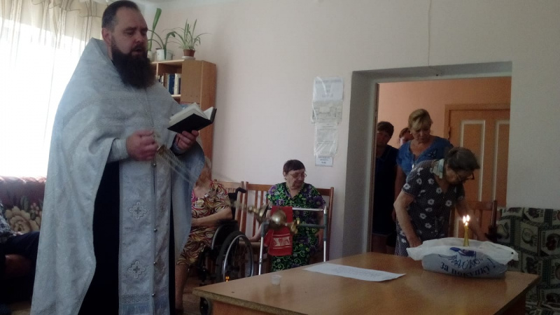 Иерей Роман Калинин совместно с социальными службами храма и благотворительного фонда посетил дом-интернат с. Верхнесвечниково