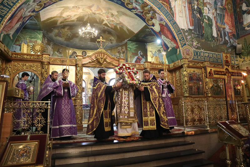 В Покровском кафедральном соборе г. Шахты совершено вечернее богослужение с чином Воздвижения Креста Господня