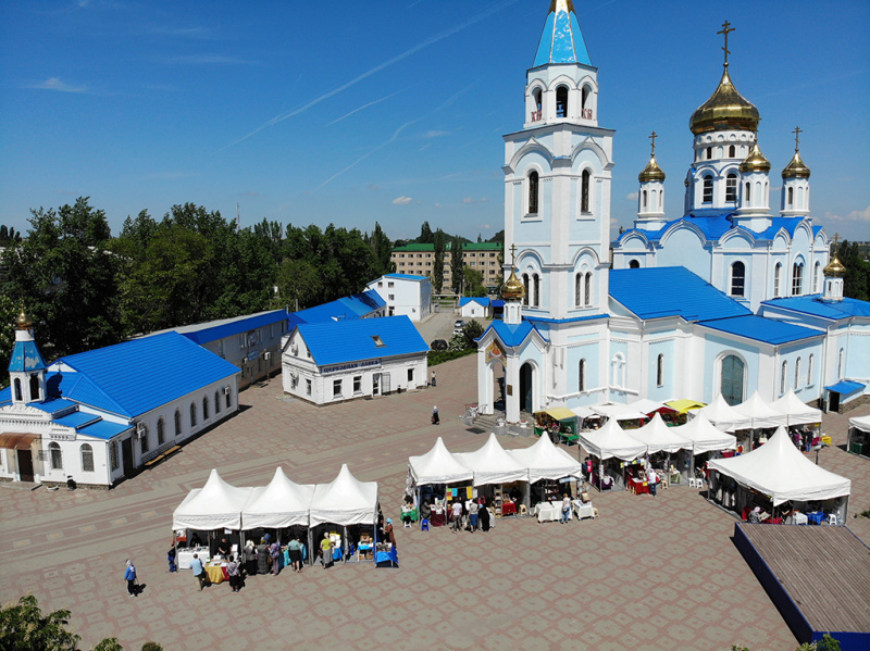 На Соборной площади в городе Шахты открылась православная выставка-ярмарка «Торжество Православия»