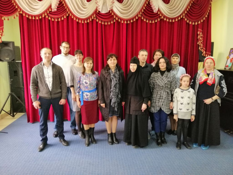 В духовно-просветительском центре при Покровском кафедральном соборе состоялась встреча монахини Марии (Литвиновой) с родителями учащихся воскресной школы и участниками Молодежного совета Шахтинской епархии