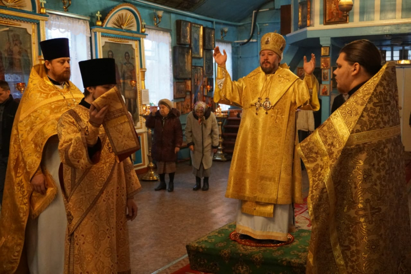 Епископ Симон совершил архипастырский визит в Новошахтинское благочиние и возглавил воскресное богослужение в храме Покрова Пресвятой Богородицы