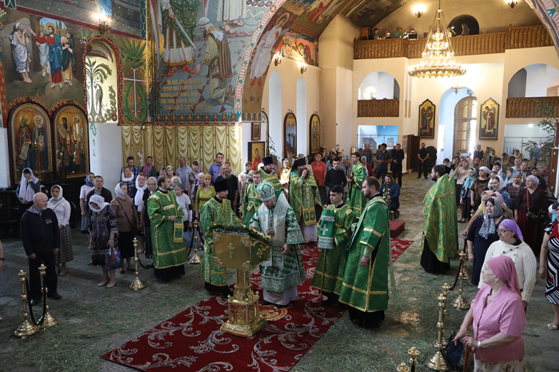 В День Святого Духа В Покровском кафедральном соборе г. Шахты состоялось праздничное богослужение архиерейским чином