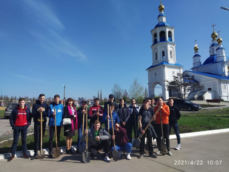 Добровольцы оказали помощь в высадке деревьев и уборке территории Донского храма г. Новошахтинска