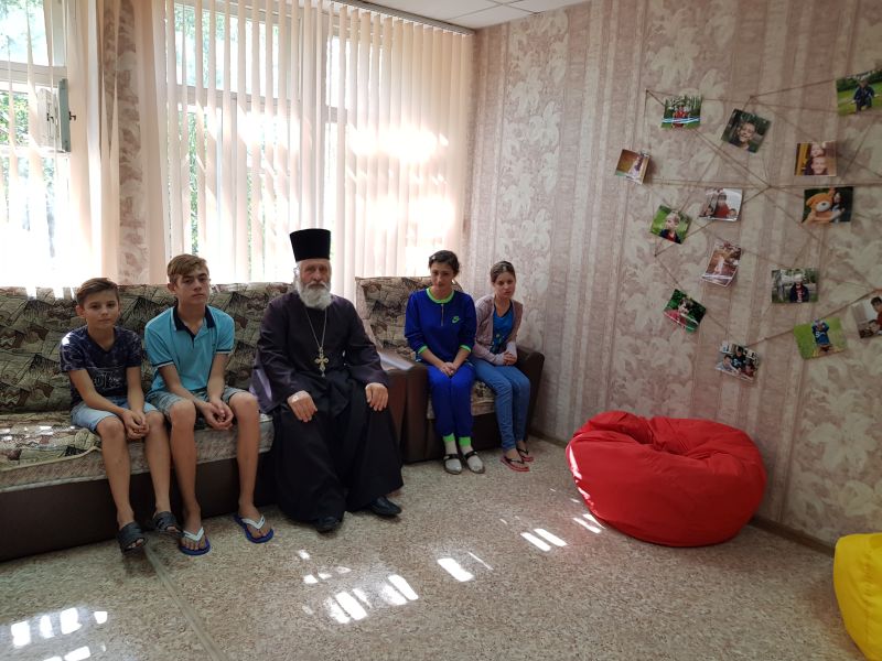 Протоиерей Николай Уваров провел беседу с воспитанниками и сотрудниками шахтинского детского дома