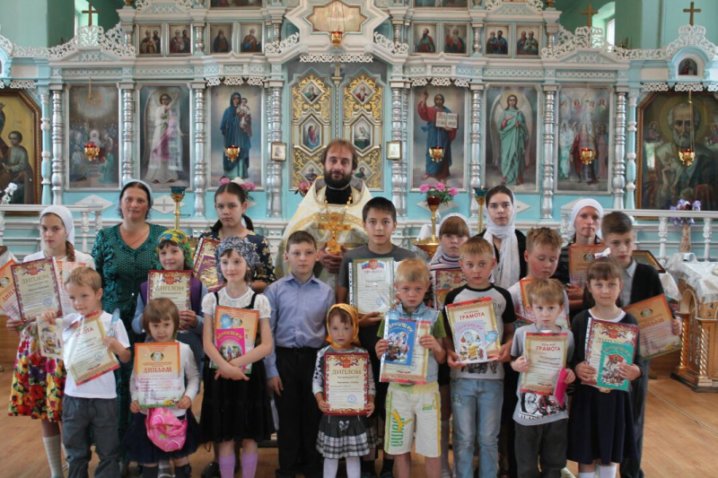 В завершение учебного года в воскресной школе «Благовест» храма Архангела Михаила п. Каменоломни наградили детей и преподавателей за активное участие в конкурсах