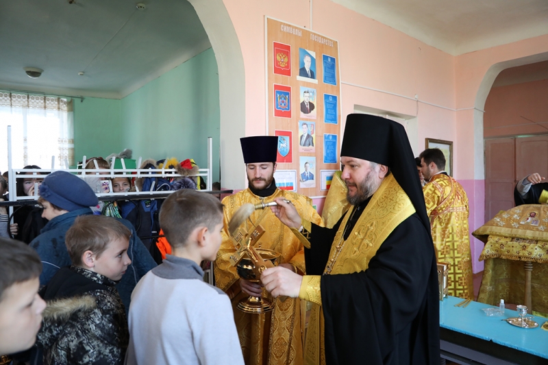 Преосвященнейший епископ Симон совершил чин освящения школы в с. Дёгтево