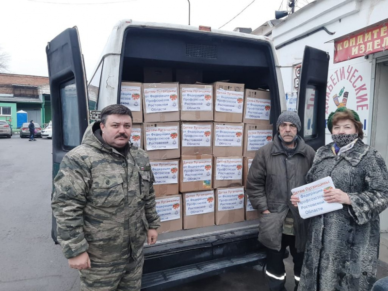 Новогодние подарки детям Луганска