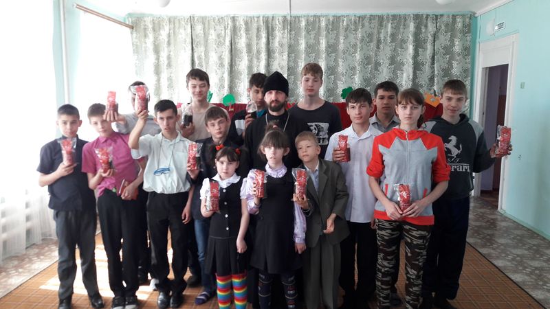 В день праздника Святой Пасхи настоятель храма святой равноапостольной княгини Ольги п. Горный иеромонах Арсений (Алимов) посетил Горненский детский дом
